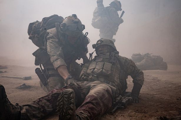 負傷した兵士を懸命に救おうとする [c] 2025 Real Time Situation LLC. All Rights Reserved.