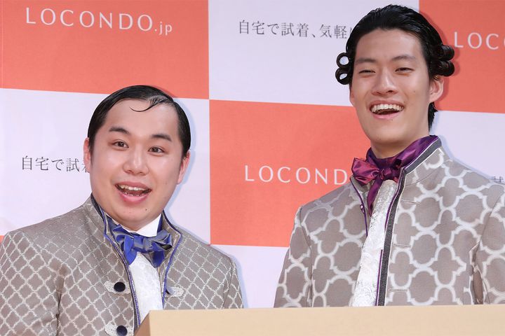 お笑いコンビ霜降り明星の（左から）せいや、粗品（2019年3月18日、時事）