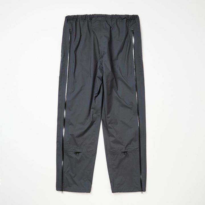 裾にはドローコードを配備し、シームテープ処理を施した防⽔仕様。Air Circulation System Rain Jacket / Lightとのセットアップモデル。