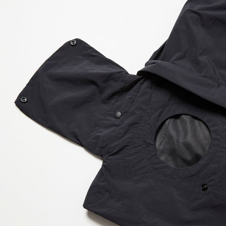 ファンを付けない時も着⽤できるように、ファン⽤の⽳をポケットの袋布を利⽤し隠せる仕様に。空調服社の中でもマット仕上げの薄型ファンを仕様し、⽇常着としても馴染むデザインとなっている。