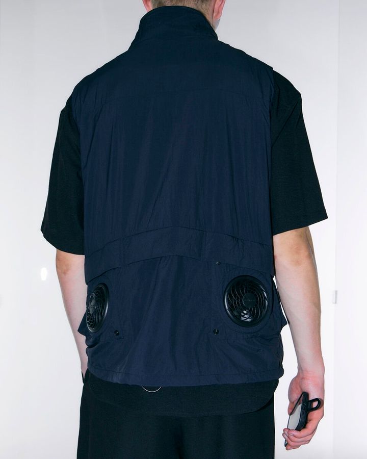 空調服×meanswhile（ミーンズワイル）によるAir Circulation System Rain Jacket / Lightが、より薄く軽くしなやかにアップデート。さらに新型となるAir Circulation System Monster Vestも展開する。