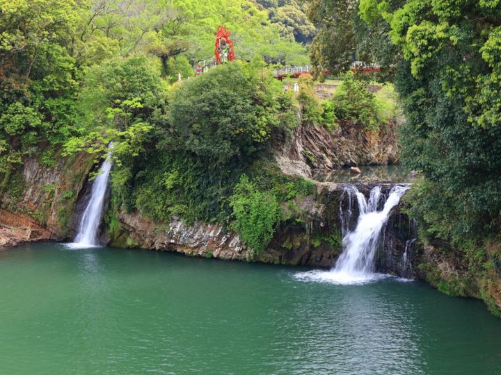 All About ニュース編集部が全国250人を対象に実施した「滝に関するアンケート」の調査結果から、冬に行きたい「佐賀県の滝」ランキングを発表！ 2位「轟の滝」を抑えた1位は？