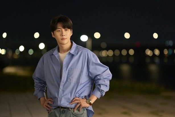 青いシャツが似合う！ Netflixシリーズ「恋の通訳、できますか？」独占配信中