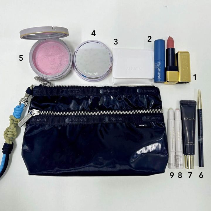 1.「エクシア」のベージュリップはTPOを選ばない。 2.「フラルネ」、唇の保湿はこれ一択。 3.固形クリームをスポンジでオン。 4.「フラルネ」の固形クリームで保湿。 5.チーク代わりに使える「アルビオン スタジオ」のルースパウダー。 6.眉は絶対、消えさせない。7.シワ特化コンシーラーで目もとに潤い。 8.9.部分用ファンデは赤み消しとくすみ払いの2本持ち。