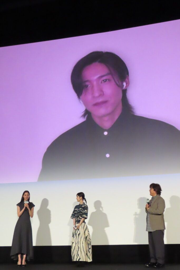 映画『ほどなく、お別れです』大ヒット御礼舞台あいさつに登場したスクリーンの目黒蓮さんと、会場左から新木優子さん、浜辺美波さん、三木孝浩監督