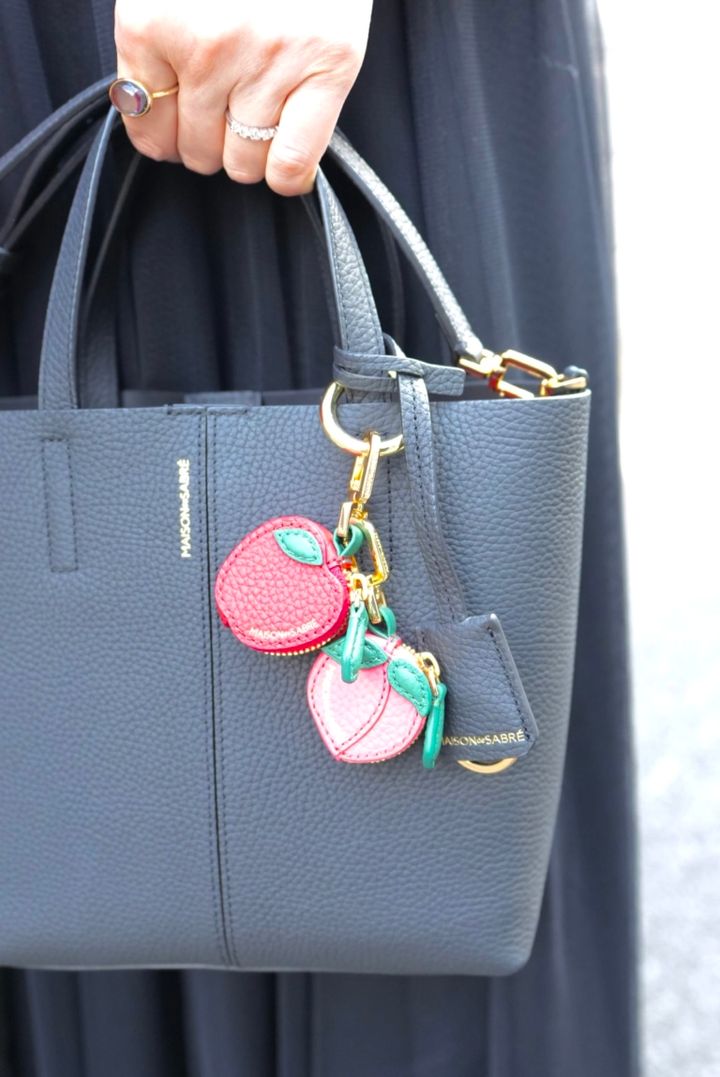 バッグチャームでも赤をワンポイントに