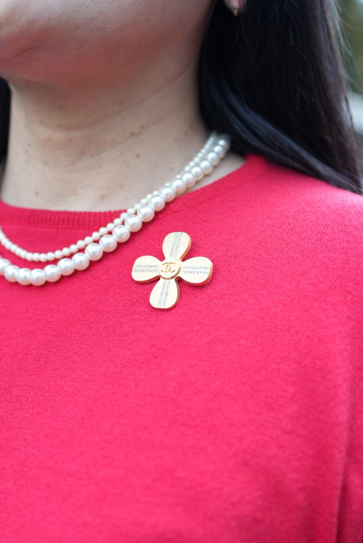 長く愛用し続けているシャネルのブローチ