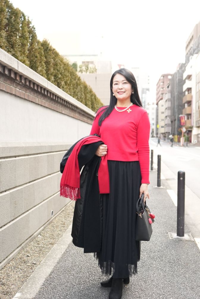 コートを脱ぐと、華やかさが増すきれいめコーデに