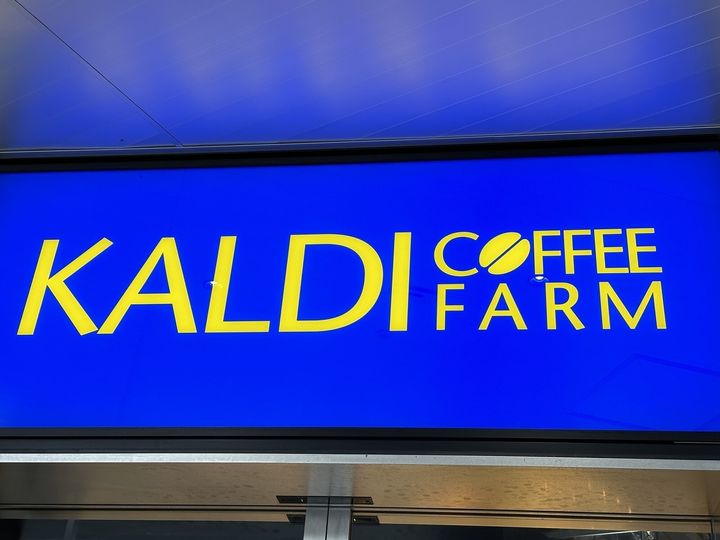 国内外さまざまな地域のおいしいものがそろっているカルディ。その中でもパスタソースは、お店で食べるようなおいしい味が時短でできると人気です。今回は、パスタソースランキングでも上位に入っている3品を、“ソースの味わいだけ”で実食リポートします。