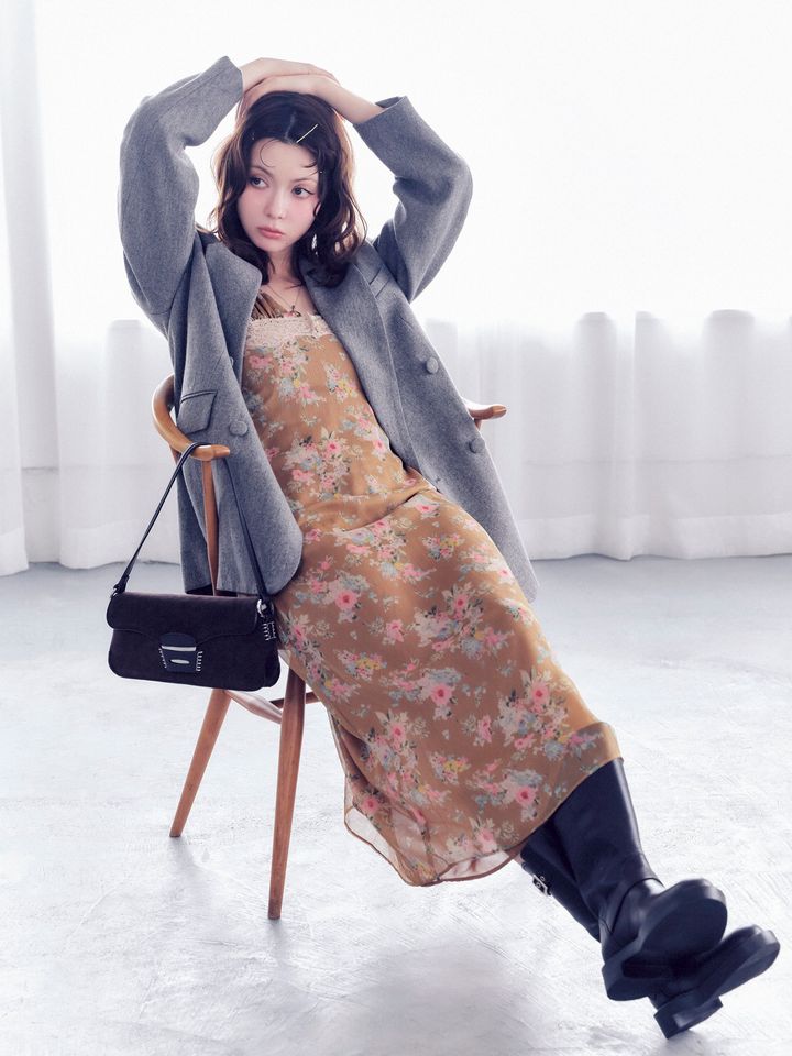 花柄のシフォンワンピースにグレージャケットを羽織り、ブーツを合わせたヴィンテージライクな冬コーデ。甘さのあるフラワー柄をハンサムに着こなしたスタイリング。