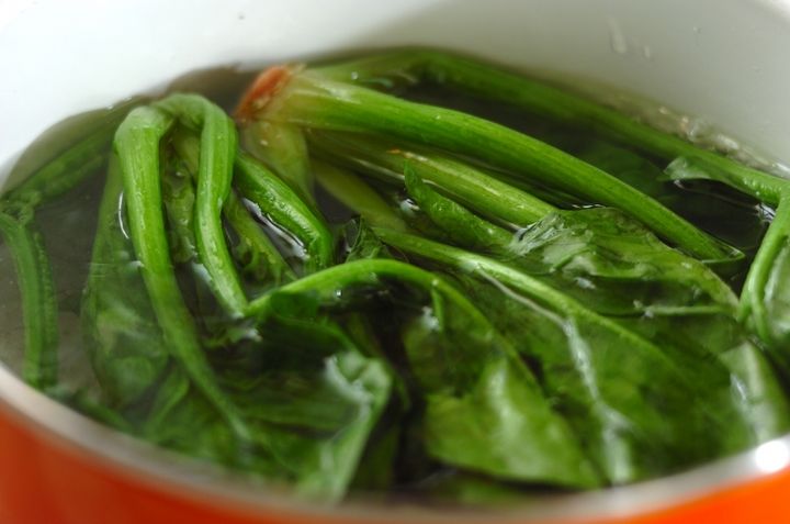 ホウレン草とシメジのだし浸しの下準備1