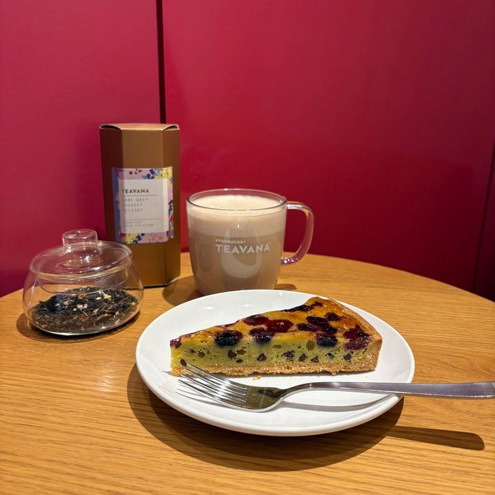 トルタ ピスタチオ&ベリー×アールグレイ ブーケ ディライト ティー ラテ（ノンシロップ カスタマイズ）