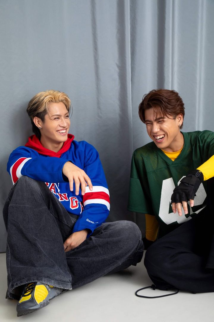 TJBBのSHIGETORAとAOIが向かい合って笑顔を見せる一枚。自然体のやり取りから仲の良さが伝わる、sweet独占インタビューカット