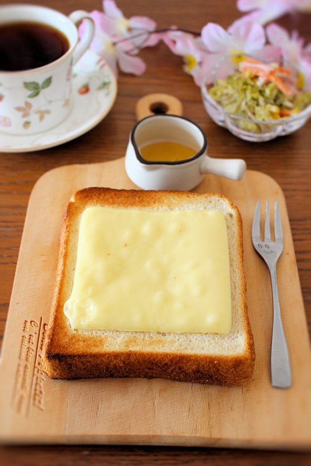 チーズを重ねたトースト