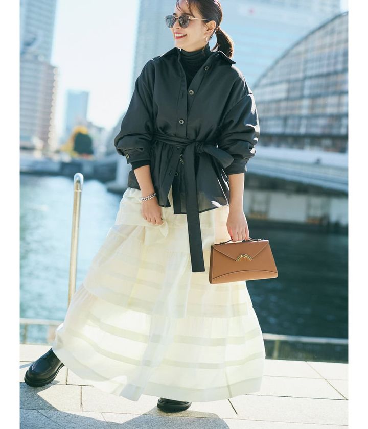 加藤ローサ 黒シャツジャケット 白ティアードスカート コーデ