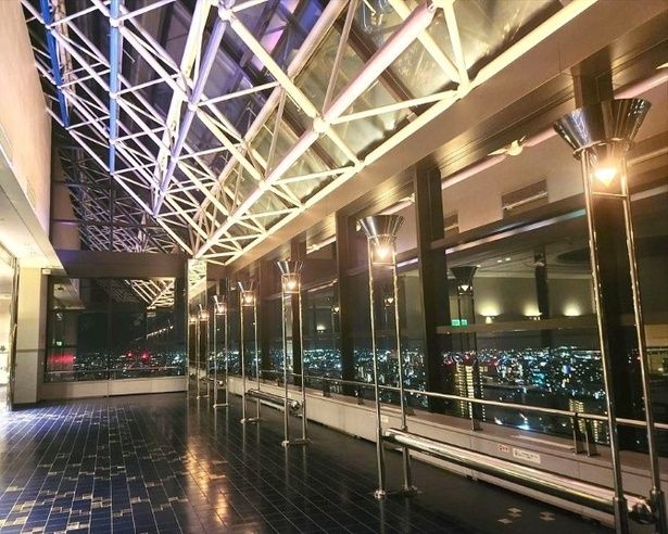 天井まで一面ガラス張り！夜景だけでなく星空も望む 画像提供：SS30管理事務所