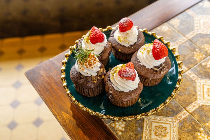 猫と一緒にランチやスイーツを楽しめる♪ 枚方にあるノスタルジックカフェ「猫喫茶ネコブ」