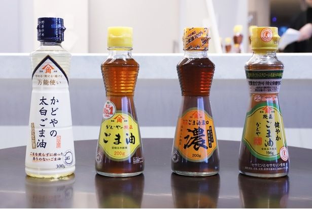 記者発表会の会場に展示された4種類の「純正ごま油」