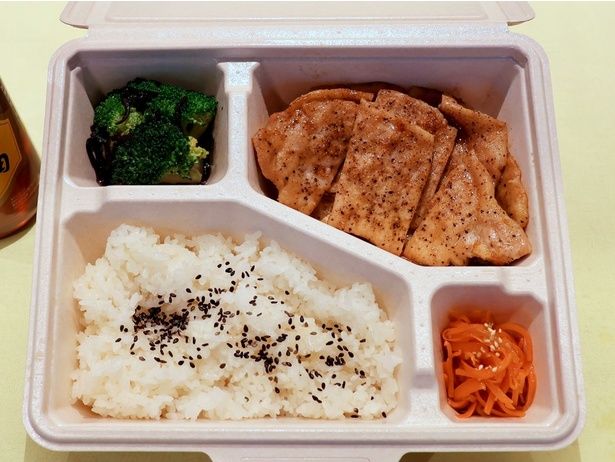 「豚肉の香味焼き」は食欲をそそる味付けでごはんが進む！「究極の純正ごま油BOX」(500円)
