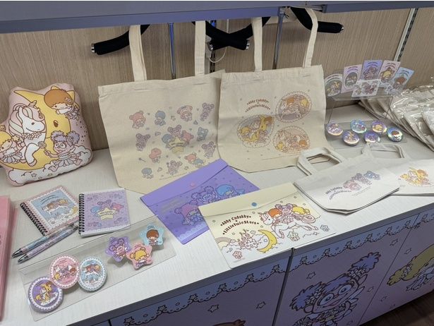 トートバッグやクッション、ステーショナリーなどコラボグッズがずらり