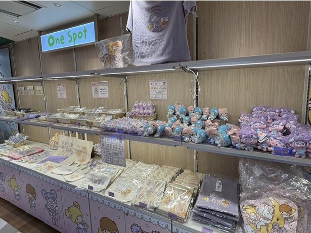東京キャラクターストリート『One Spot』の店頭にはマスコットがぎっしり