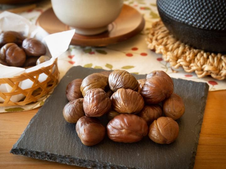 All About ニュース編集部が全国250人を対象に実施した「ご当地スイーツに関するアンケート」の調査結果から、バレンタイン・ホワイトデーに渡したい「秋田県のご当地スイーツ」ランキングを発表！ 2位「善兵衛栗 マロンウィッチ」を抑えた1位は？ ※画像はイメージです