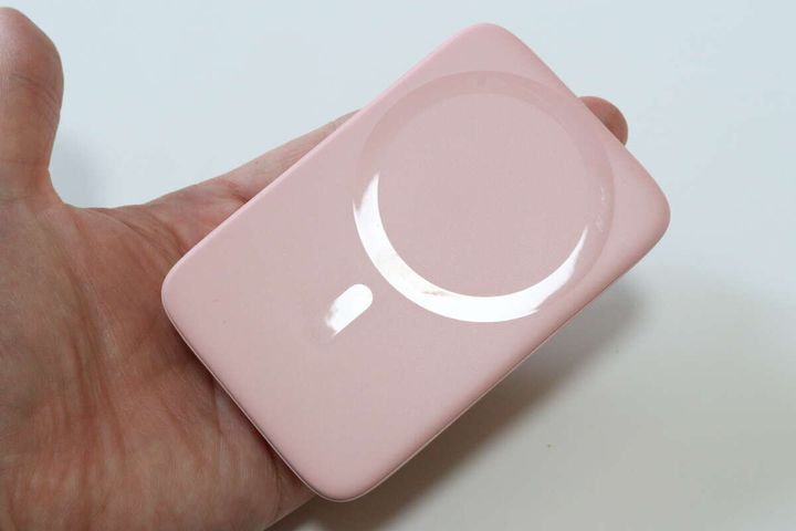 モバイルバッテリー マグネットワイヤレス 4000mAh サイズ感