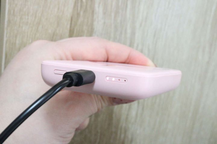 モバイルバッテリー マグネットワイヤレス 4000mAh バッテリー残量確認