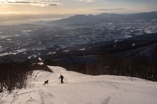 下りは雪上車に乗ってもよいが、滑り降りることも可能