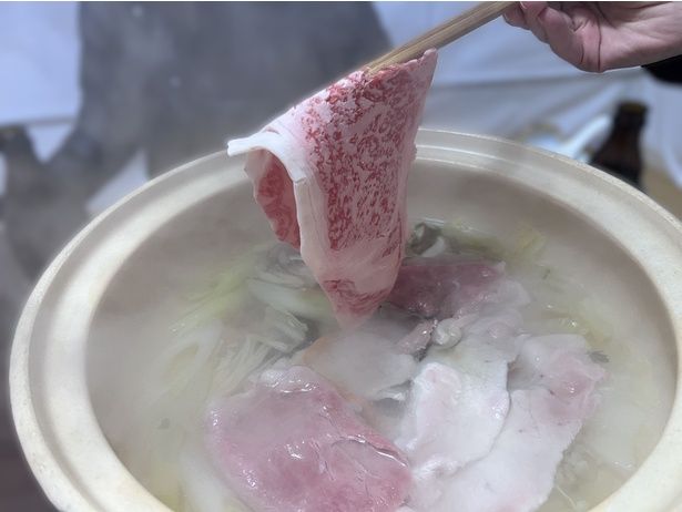 「いわて牛と杜仲茶ポークのしゃぶしゃぶ鍋」(1人前9500円)。いわて牛のロースは霜降りが美しく、口の中でとろけるような柔らかさ。〆に雑炊かうどんを選べる