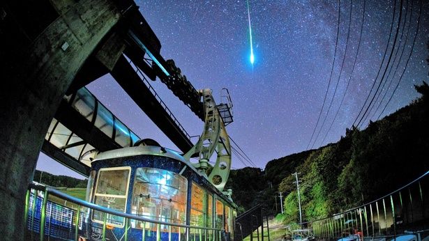  冬の澄んだ空気の中、星空案内人と一緒に星空観察ができる「雫石銀河ロープウェー」もおすすめ。大人2200円、小学生1500円