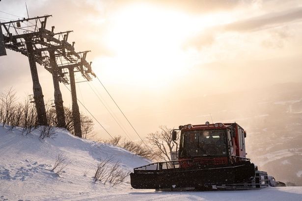 雪上車に乗って、歩かず・滑らず山頂へ