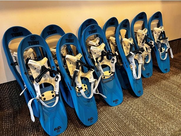 スノーシューやポールなどのレンタルあり(別途有料)。トレッキングツアーに参加しなくても、スノーシューやポールなどのレンタルは可能