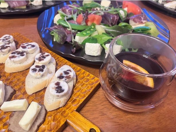 「短角牛セシーナ 野菜とカマンベールチーズ添え」(8000円・写真奥)、「グリューワイン(ホットワイン)」(1000円・写真右)など、ここでしか味わえない料理を堪能