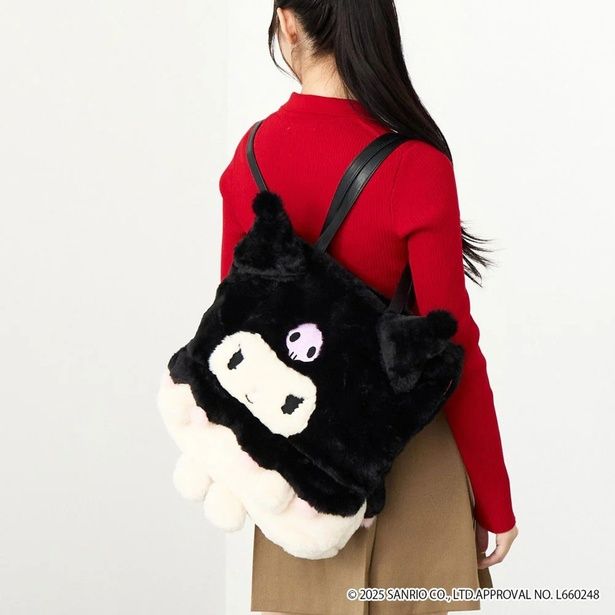 リュックスタイルで背負えば両手がフリーに。推しキャラと一緒におでかけしている気分が味わえる