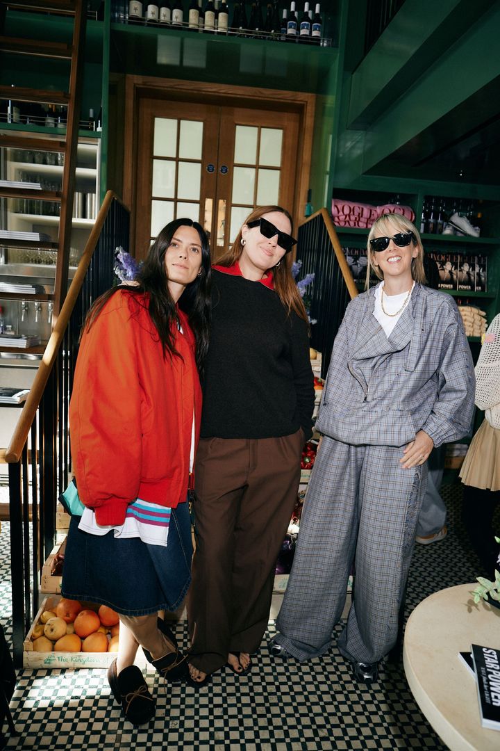 昨年の様子。左から＞ローラ・ホーキンス、ナオミ・スマート、ローラ・インガム。