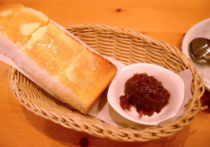 今回は「コメダ特製 おぐらあん」とともに飲んでいます。