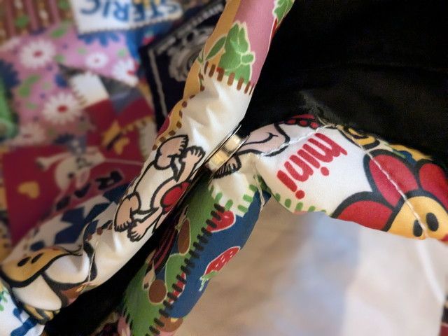 スクエアバッグのサイドの縫製とパイピング部分のアップ