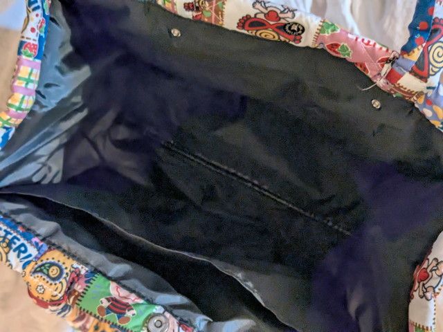 スクエアバッグの内側と内ポケットがわかる写真