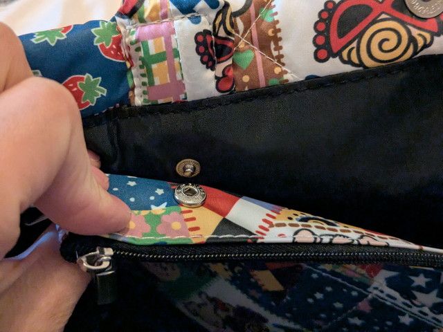 トートの開口部マグネットとサコッシュのファスナー部分のアップ