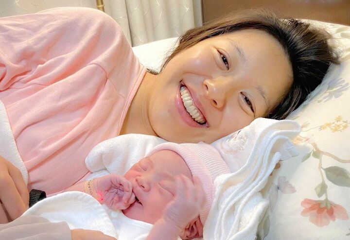 【写真・画像】16歳で産んだ娘がハタチで妊娠「相手からは俺の子じゃねぇだろと…」36歳でおばあちゃんになった美女が明かす“シンママになる決断をした娘”への思い 1枚目