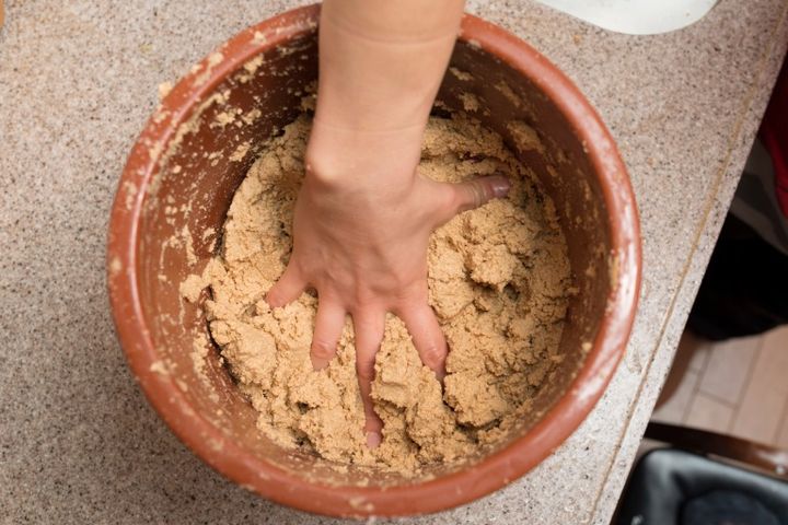 糠漬けを作る女性の手