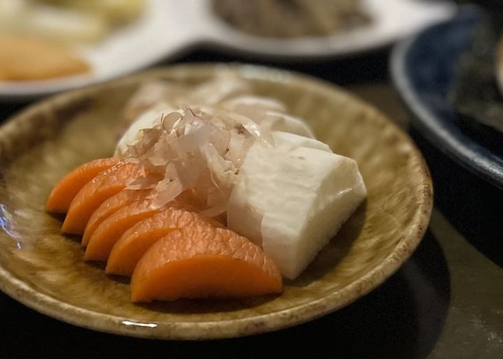 長芋の漬物 ぬか漬け イメージ 小皿に長芋とにんじんの漬物