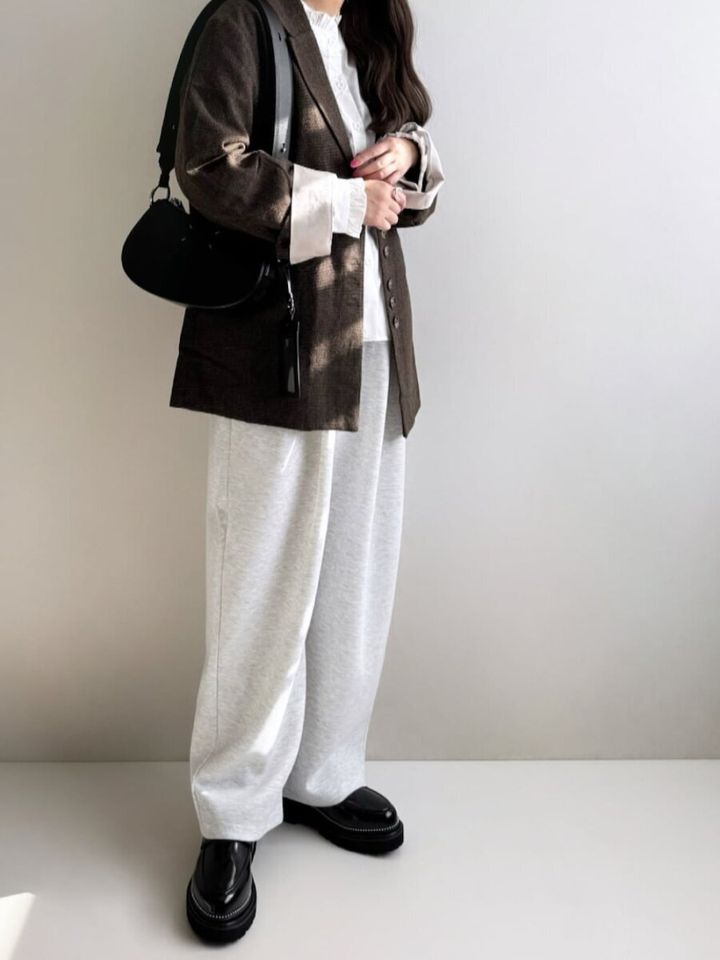 大人女子スウェットパンツジャケットコーデ