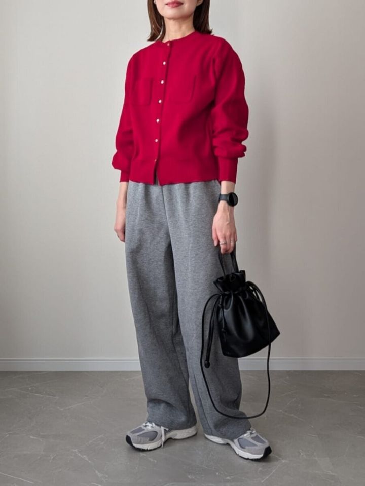 大人女子スウェットパンツ赤ニットカーディガンコーデ