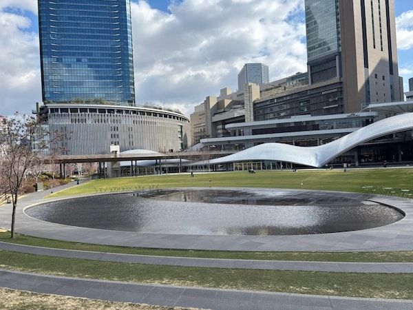 【大阪府大阪市】「うめきた公園」で景観・環境配慮と夜間安全性が共存した「非電力・蓄光サイン」導入