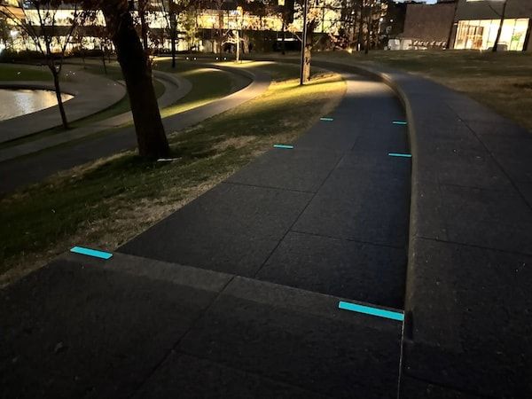 【大阪府大阪市】「うめきた公園」で景観・環境配慮と夜間安全性が共存した「非電力・蓄光サイン」導入