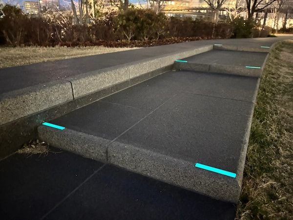 【大阪府大阪市】「うめきた公園」で景観・環境配慮と夜間安全性が共存した「非電力・蓄光サイン」導入