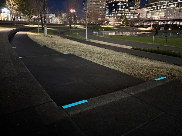 【大阪府大阪市】「うめきた公園」で景観・環境配慮と夜間安全性が共存した「非電力・蓄光サイン」導入