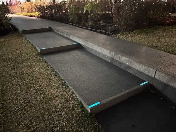 【大阪府大阪市】「うめきた公園」で景観・環境配慮と夜間安全性が共存した「非電力・蓄光サイン」導入